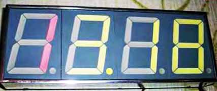Часы с крупными цифрами и двумя термометрами